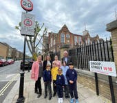 Cllr Paul Dimoldenberg and children & staff at Queens Park primary school