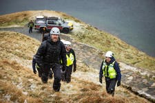 EDITORIAL USE ONLY Broadcaster and adventurer, Aldo Kane ascends Mount Snowdon alongside mountaineering experts and international search and rescue team, Serve On to launch OneWeb’s new portable user terminal, which will be able to provide government, first responders, maritime and enterprise customers with an affordable, fast, high-bandwidth and low-latency communications service, Wales. Issue date: Thursday March 16, 2023. PA Photo. Global communications network, OneWeb is implementing a constellation of Low Earth Orbit (LEO) satellites to reliably connect remote areas, such as mountain locations, at sea or a terrain too complex to lay fibre cabling. By partnering with tech company, Kymeta it will be possible to provide high-speed data streaming to and from even the most remote locations via its compact, low weight and power, mobility ready flat panel terminals.